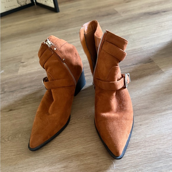 Shoes - Stylish Tan Ankle Boots in Suede